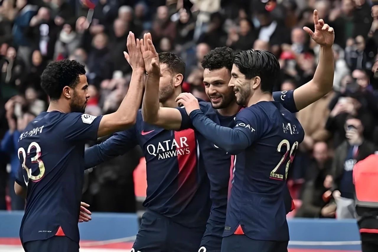 包含巴黎圣日耳曼曼城仇敌，再度碰面谁能笑到最后？的词条