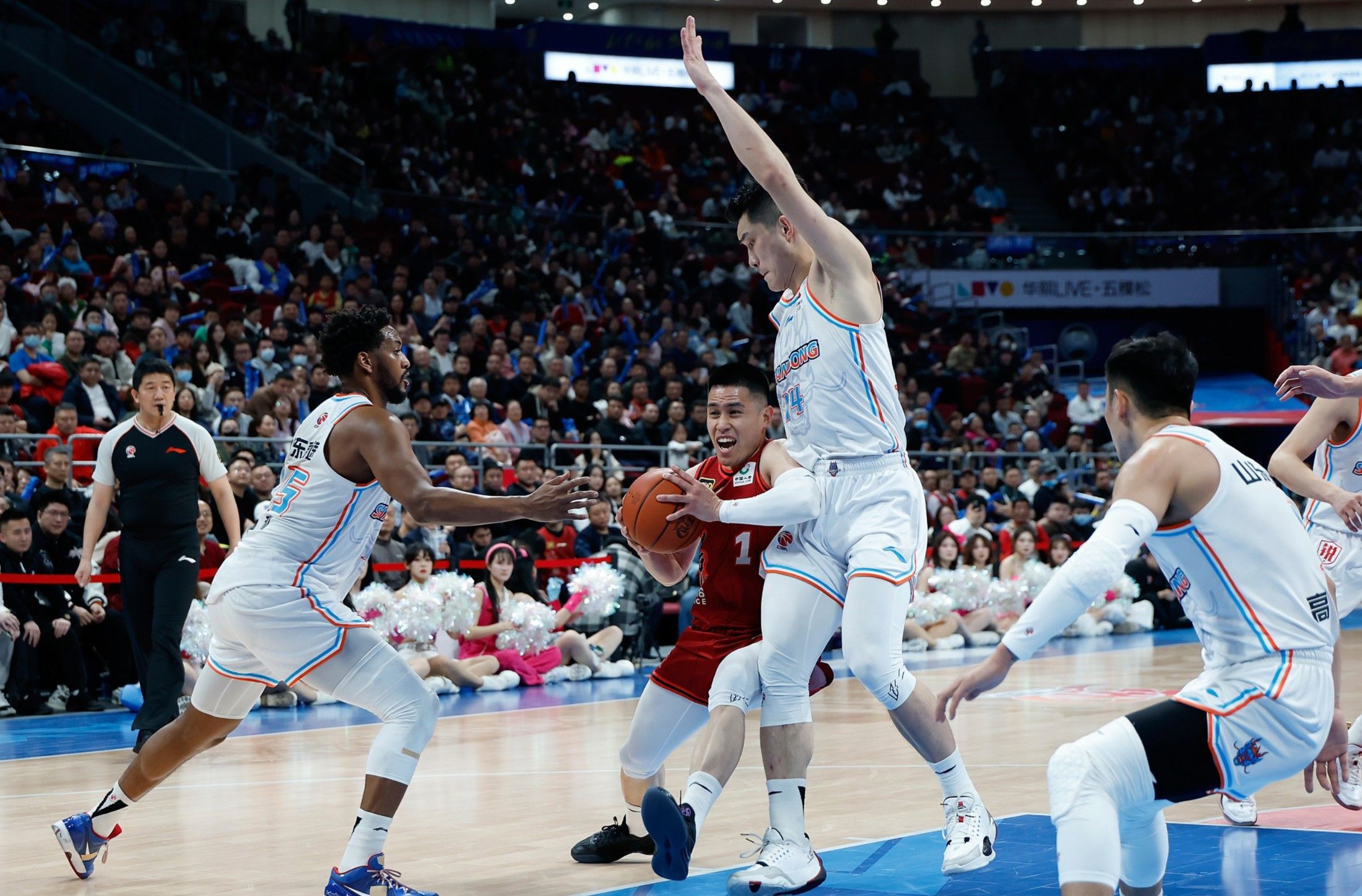 精彩对抗连连,球员们在赛场上拼搏求胜的简单介绍 精彩对抗连连,球员们在赛场上拼搏求胜的简单介绍