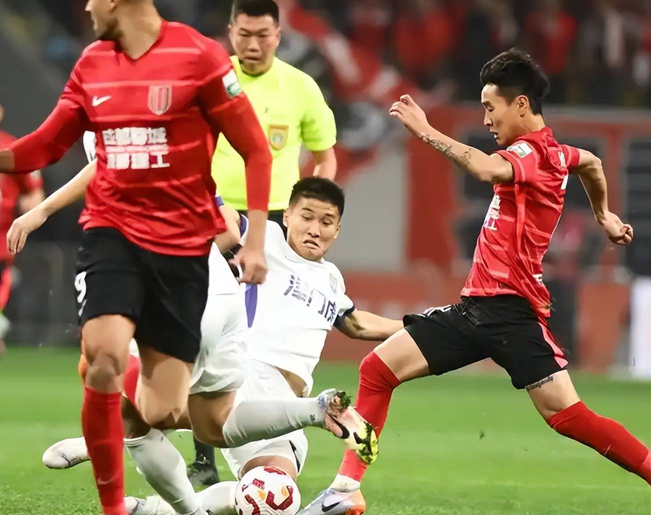 中超赛事场面精彩纷呈,球迷赞不绝口的简单介绍 中超赛事场面精彩纷呈,球迷赞不绝口的简单介绍