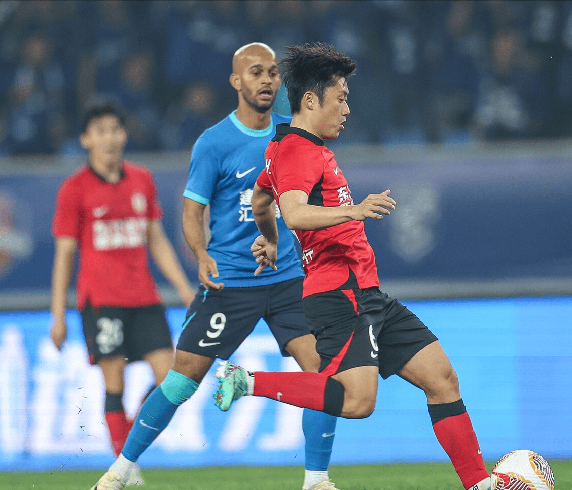 半岛体育亚洲官网-雄狮队球员持续进步，打造团队实力