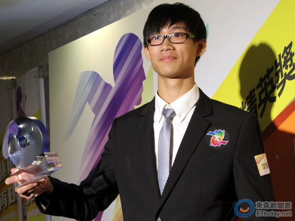 包含昆汀-皮特森荣获CBA最佳新秀奖，表现受好评的词条