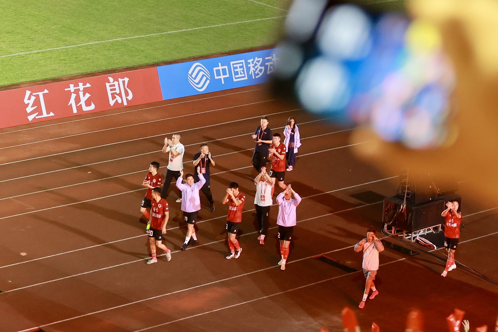 半岛体育官网-比赛现场火爆，场面感人至深